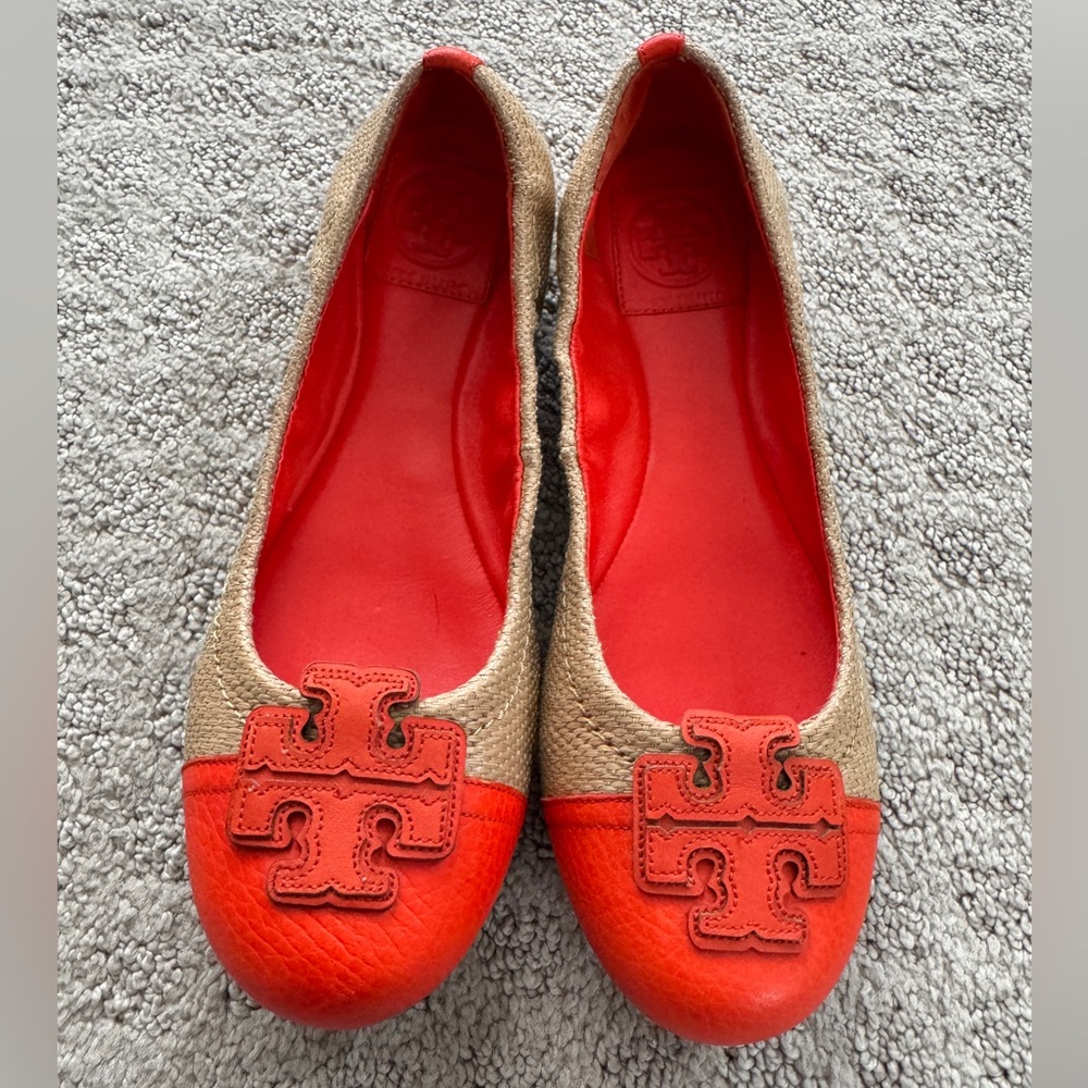 Tory Burch Carita ballet flat in natural raffia and fire orange leather. Size 6